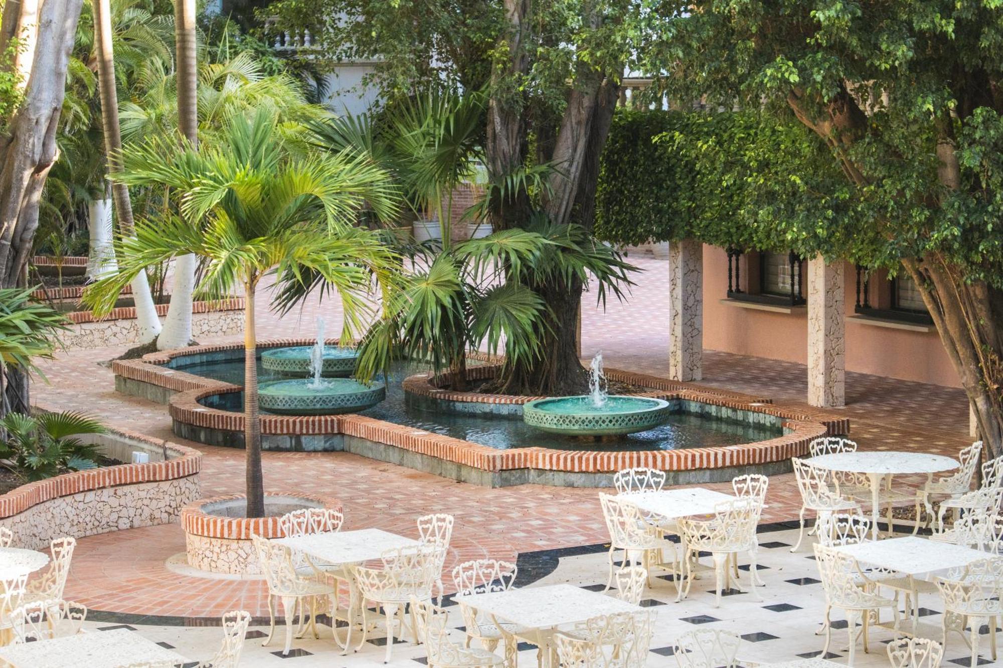 Hotel Caribe By Faranda Grand, A Member Of Radisson Individuals Cartagena Exterior photo Fountain at the center of the mall